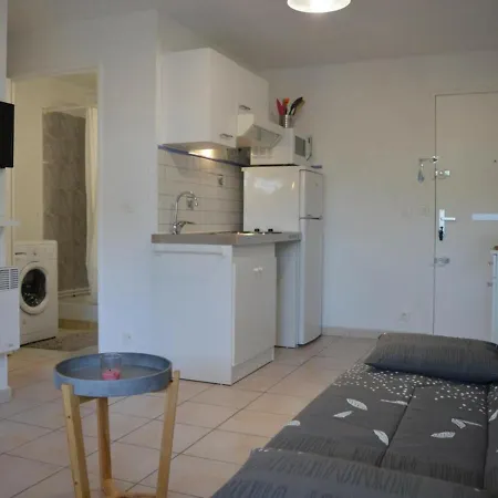T2 En Rez-de-chaussee Avec Terrasse Et Parking A Saint-cyprien - Fr-1-225d-472